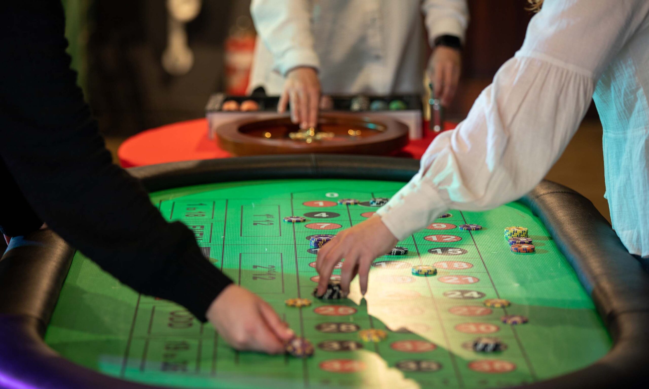 How to Play Casino with Your Girlfriend: A Fun and Exciting Date Night